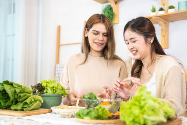 Gülümseyen kadınlar taze sağlıklı salata sebzeleri hazırlıyorlar. Yerel ürünlerden ve malzemelerden alınan temiz diyet gıdaları. Piyasa tazesi.