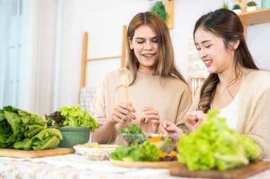 Gülümseyen kadınlar taze sağlıklı salata sebzeleri hazırlıyorlar. Yerel ürünlerden ve malzemelerden alınan temiz diyet gıdaları. Piyasa tazesi.