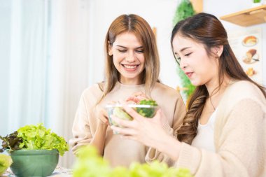 Gülümseyen kadınlar taze sağlıklı salata sebzeleri hazırlıyorlar. Yerel ürünlerden ve malzemelerden alınan temiz diyet gıdaları. Piyasa tazesi.