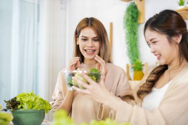 Gülümseyen kadınlar taze sağlıklı salata sebzeleri hazırlıyorlar. Yerel ürünlerden ve malzemelerden alınan temiz diyet gıdaları. Piyasa tazesi.