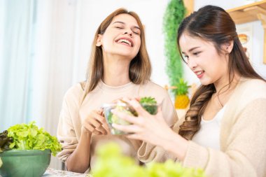 Gülümseyen kadınlar taze sağlıklı salata sebzeleri hazırlıyorlar. Yerel ürünlerden ve malzemelerden alınan temiz diyet gıdaları. Piyasa tazesi.