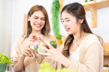 Gülümseyen kadınlar taze sağlıklı salata sebzeleri hazırlıyorlar. Yerel ürünlerden ve malzemelerden alınan temiz diyet gıdaları. Piyasa tazesi.