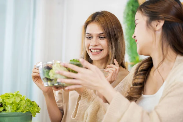 Mulheres Sorridentes Preparando Legumes Frescos Saudáveis Para Saladas Comida Dieta — Fotografia de Stock