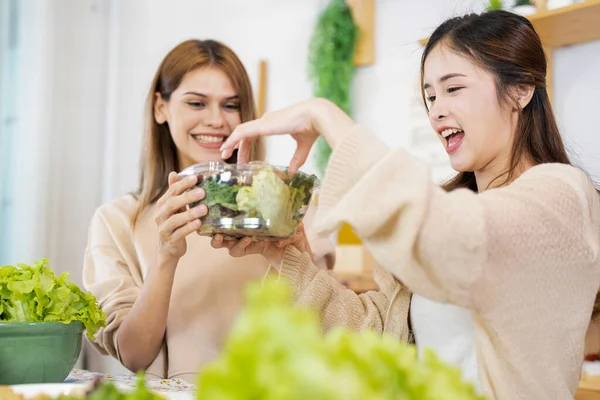 Mujeres Sonrientes Preparando Verduras Frescas Saludables Para Ensaladas Los Alimentos —  Fotos de Stock