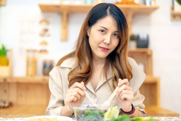 Jovem Mulher Asiática Comer Alimentos Saudáveis Com Legumes Salada Mulher — Fotografia de Stock