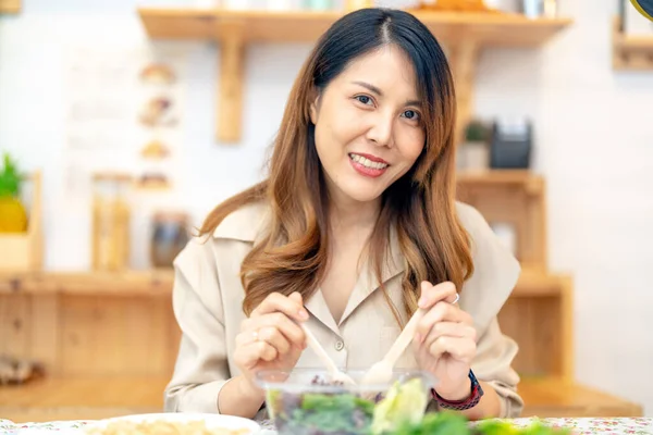 Mujer Asiática Joven Comiendo Alimentos Saludables Con Verduras Ensalada Mujer —  Fotos de Stock