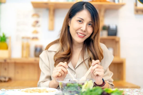 Молодая Азиатка Ест Здоровую Пищу Овощами Салата Женщина Сидящая Кладовой — стоковое фото