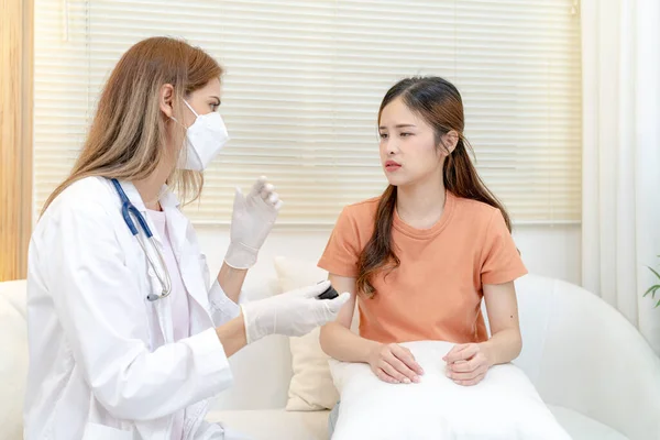 Médico Sugere Cuida Paciente Menina Está Ouvindo Médico Durante Exame — Fotografia de Stock