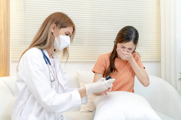 Médico Sugere Cuida Paciente Menina Está Ouvindo Médico Durante Exame — Fotografia de Stock