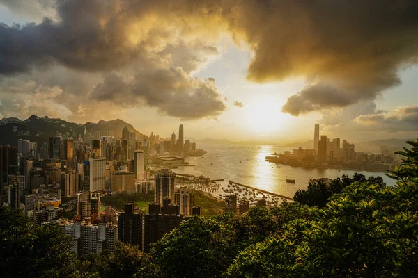 鸟瞰香港的天际线和日落的城市景观 令人惊叹的高楼全景 现代的塔楼和天空映入眼帘 港岛及九龙陆上 — 图库照片