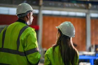 Profesyonel mühendisler depo fabrikasına girip kontrol ediyorlar. Yönetici, iç denetim için teftiş raporunu tartışıyor. Üretim için kalite güvencesi. Konsept Mühendisi.
