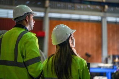 Profesyonel mühendisler depo fabrikasına girip kontrol ediyorlar. Yönetici, iç denetim için teftiş raporunu tartışıyor. Üretim için kalite güvencesi. Konsept Mühendisi.