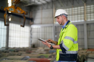 Profesyonel mühendislik işçileri depo fabrikasına girip çıkıyorlar..