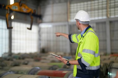 Profesyonel mühendislik işçileri depo fabrikasına girip çıkıyorlar..