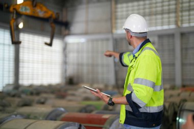 Profesyonel mühendislik işçileri depo fabrikasına girip çıkıyorlar..