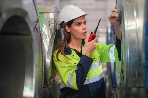 Inżynier Kobieta Stoi Ufnością Zielonym Stroju Pracy Apartament Kask Bezpieczeństwa — Zdjęcie stockowe