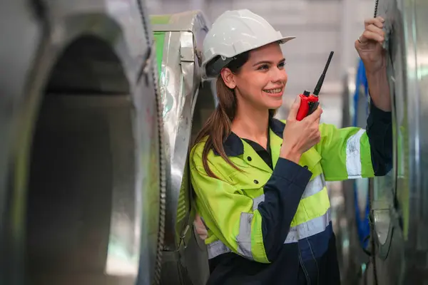 Inżynier Kobieta Stoi Ufnością Zielonym Stroju Pracy Apartament Kask Bezpieczeństwa — Zdjęcie stockowe