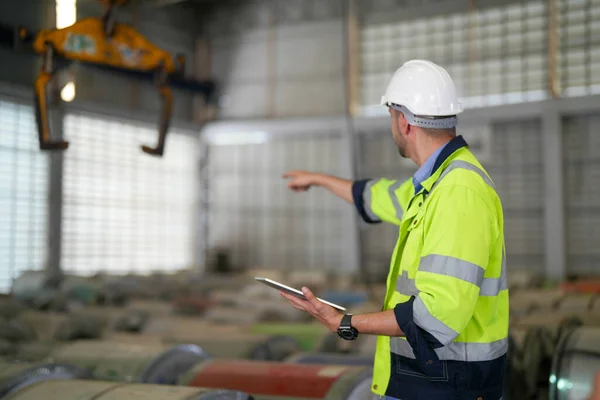 Trabajadores Profesionales Ingeniería Caminan Registran Fábrica Almacén —  Fotos de Stock