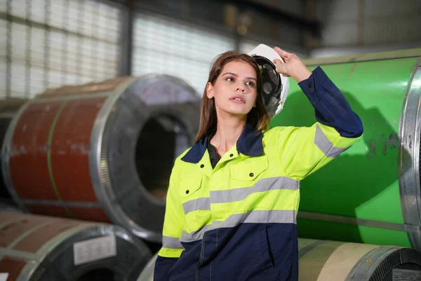 工厂女工坐在钢辊上 在工厂车间设备上承受着压力失效 — 图库照片