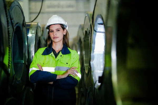 Ingeniero Mujer Pie Con Confianza Con Vestido Trabajo Verde Suite —  Fotos de Stock