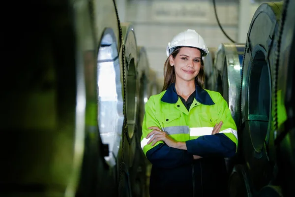 Mulher Engenheiro Com Confiança Com Vestido Verde Suíte Trabalho Capacete — Fotografia de Stock