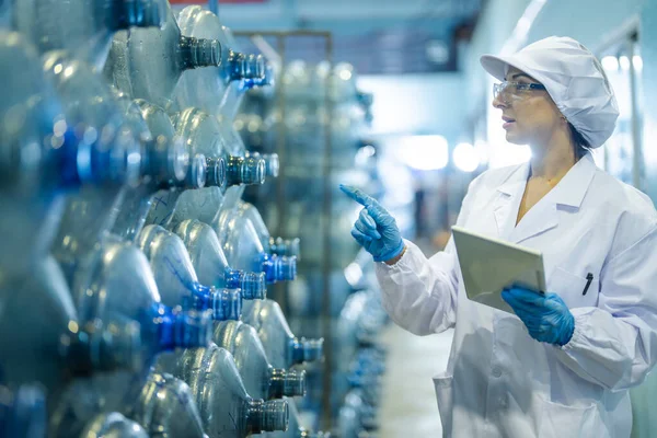 Pracownik Fabryki Sprawdza Butelki Wodą Magazynie Fabryce Przemysłowej Pracownica Rejestrująca — Zdjęcie stockowe