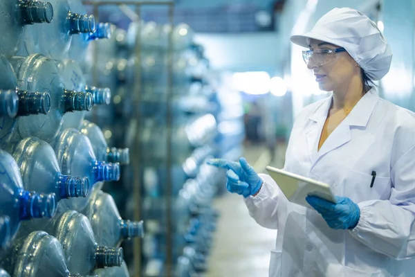 Factory Worker Checking Water Bottles Warehouse Industrial Factory Female Worker — Stock Photo, Image