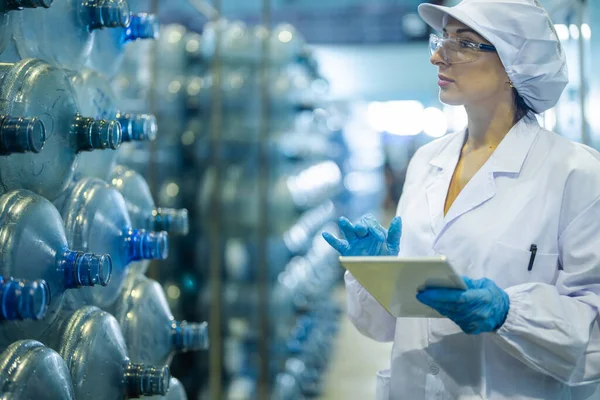 Trabalhador Fábrica Verificando Garrafas Água Armazém Fábrica Industrial Mulheres Trabalhadoras — Fotografia de Stock