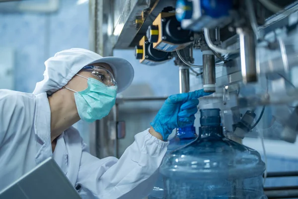 Scientist Worker Checking Quality Water Bottles Machine Conveyor Line Industrial — Stock Photo, Image