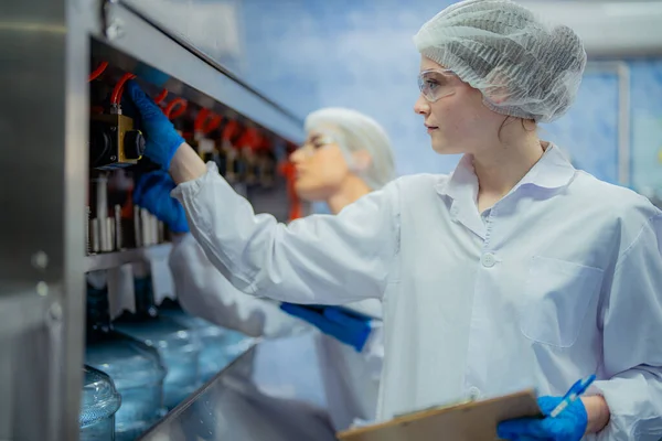Wissenschaftler Überprüfen Die Qualität Von Wasserflaschen Der Förderstraße Der Industriefabrik — Stockfoto