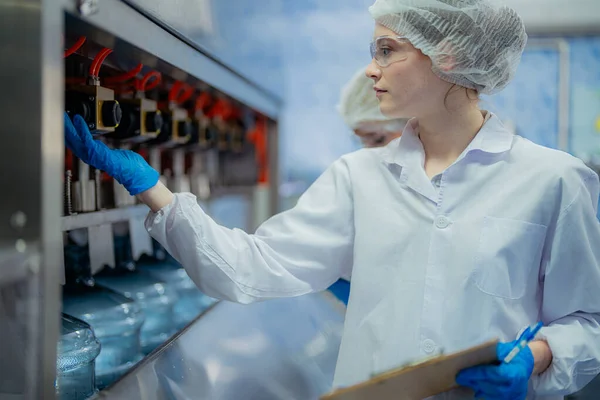 Scientist Worker Checking Quality Water Bottles Machine Conveyor Line Industrial — Stock Photo, Image