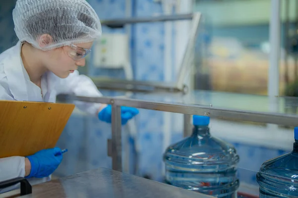 Wetenschapper Die Kwaliteit Van Waterflessen Controleert Transportband Van Machine Industriële — Stockfoto