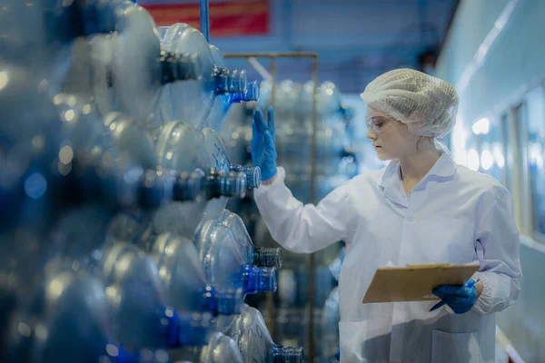 Fabriksarbetare Kontrollerar Vattenflaskor Lagret Vid — Stockfoto