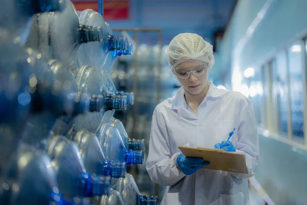 Trabajador Fábrica Revisando Botellas Agua Almacén — Foto de Stock