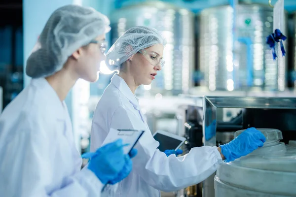 Forskare Arbetare Kontrollera Kvaliteten Omvänd Osmos Maskinsystem Industrifabriken Kvinnlig Arbetstagare — Stockfoto