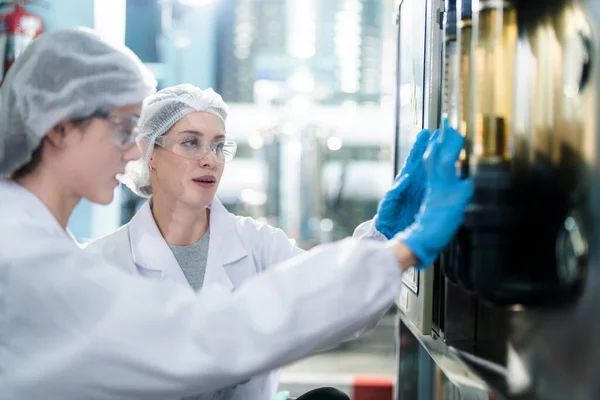 Trabalhador Cientista Verificando Qualidade Sistema Máquina Osmose Reversa Fábrica Industrial — Fotografia de Stock