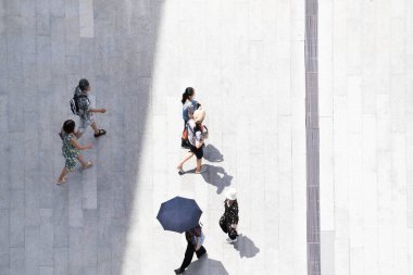 Şehrin en kalabalık kalabalığı iş caddesinde yürüyor.