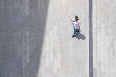 En iyi hava manzaralı adam, insanlar yaya betonunda yürüyorlar, yerde siyah gölgeler, sosyal durgun yaşam kavramı..