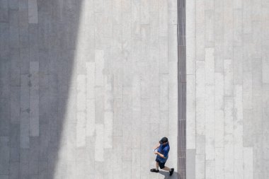 En iyi hava manzaralı adam, insanlar yaya betonunda yürüyorlar, yerde siyah gölgeler, sosyal durgun yaşam kavramı..