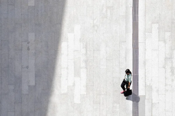 高空鸟瞰女人走过人行横道的混凝土 地面上有黑色的轮廓影子 社会静谧生活的概念 — 图库照片