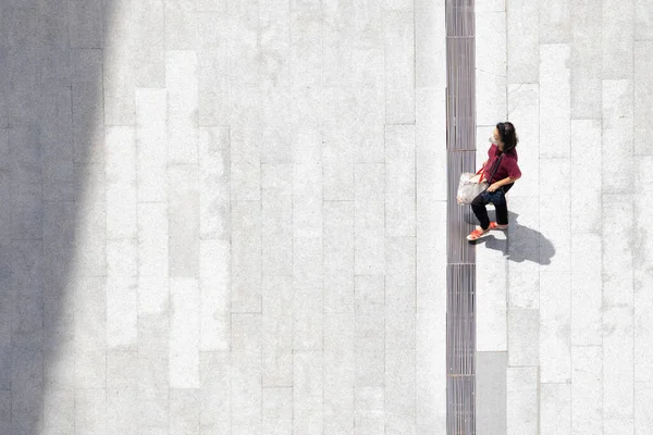 Top Luchtfoto Vrouw Mensen Lopen Voetgangersbeton Met Zwarte Silhouet Schaduw — Stockfoto