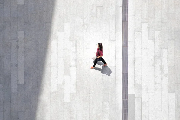 Üst Düzey Hava Manzaralı Kadın Insanlar Yaya Betonunda Yürüyorlar Yerde — Stok fotoğraf