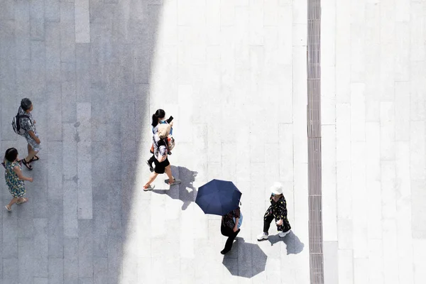 街中のビジネス街を歩く人々のトップビュー — ストック写真