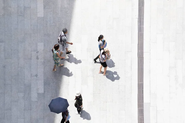 Top Kilátás Tömeg Emberek Sétál Egy Üzleti Utcán Gyalogos Városban — Stock Fotó