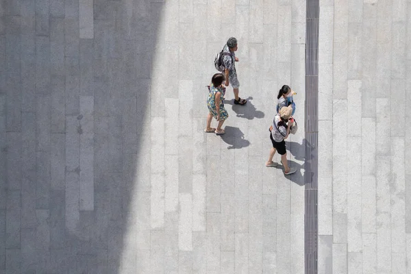 Vista Dall Alto Folla Persone Cammina Una Strada Commerciale Pedonale — Foto Stock