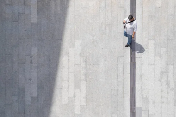 Vista Aérea Superior Homem Pessoas Andam Sobre Através Concreto Pedestre — Fotografia de Stock