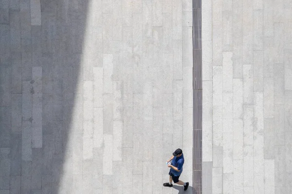 Luftaufnahme Mann Läuft Weiter Über Fußgängerbeton Mit Schwarzem Silhouettenschatten Auf — Stockfoto
