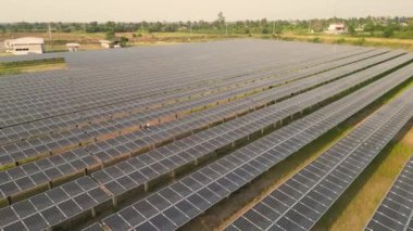 Güneş panelini kontrol etmek için güneş çiftliğinde yürüyen işçilerin en iyi görüntüsü. Mühendisler güneş pili panelinin yapımını denetliyor. İHA uçuşu güneş panelleri üzerinde uçar yenilenebilir yeşil enerji alanı üzerinde.