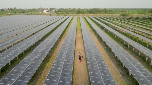 Horní Pohled Pracovníka Jak Jde Solární Farmu Kontroluje Solární Panel — Stock video
