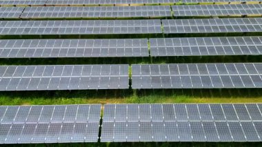 Güneş enerjisi çiftliğindeki ya da güneş enerjisi santralindeki güneş panelinin en üst hava görüntüsü. Gelecekteki enerji kaynakları için yenilenebilir enerji endüstrisi sürdürülebilirlik ve temiz enerji. Alternatif elektrik kaynağı. Güneş çiftliği.